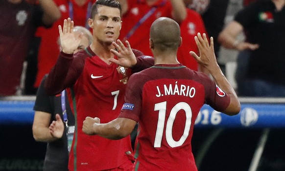 Abklatschen mit dem Chef: João Mário bei Cristiano Ronaldo.&nbsp;