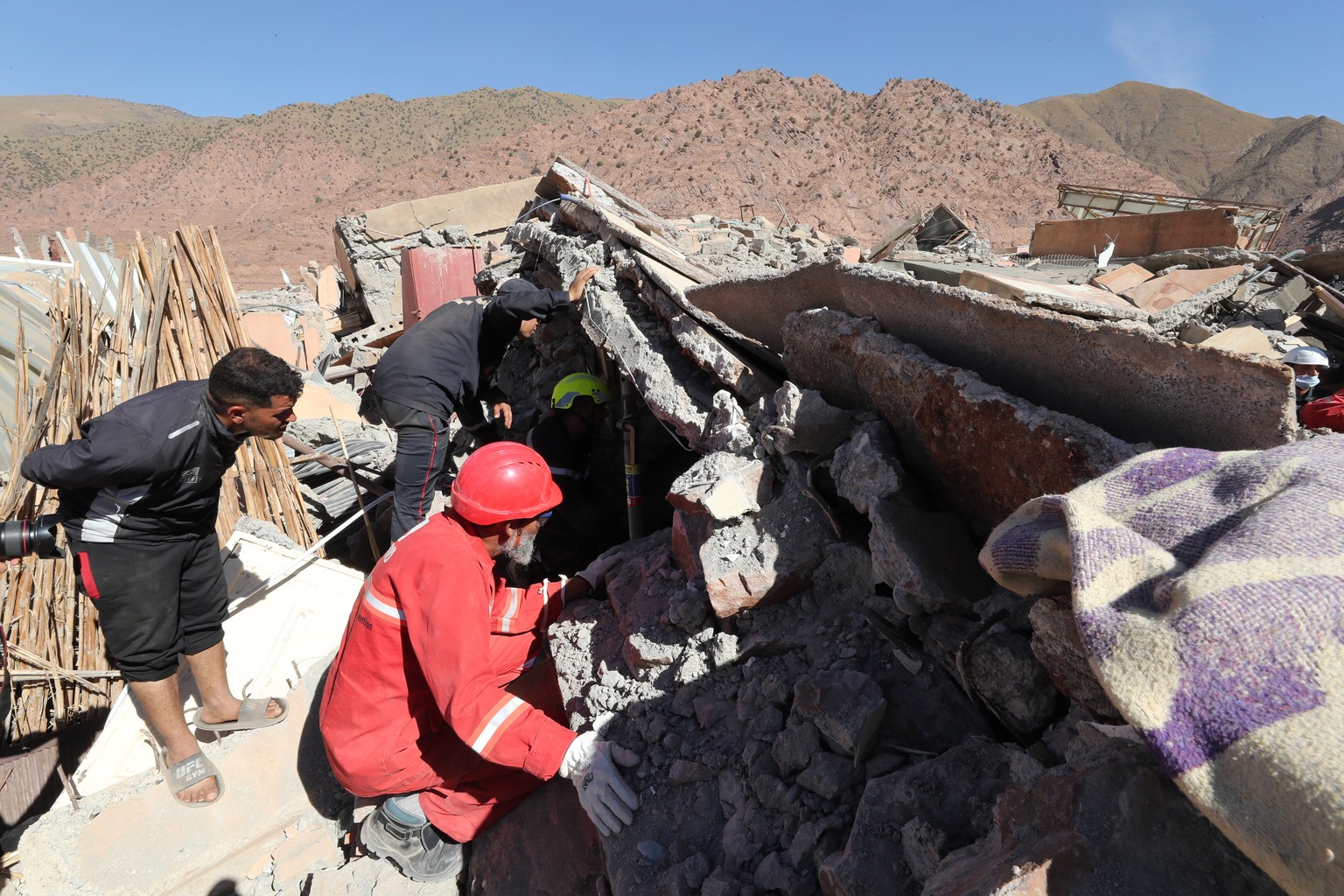 epa10854398 Rescue workers in action during a search operation following a powerful earthquake in the village of Talat Talat N&#039;Yaaqoub, south of Marrakesh, Morocco, 11 September 2023. A magnitude ...