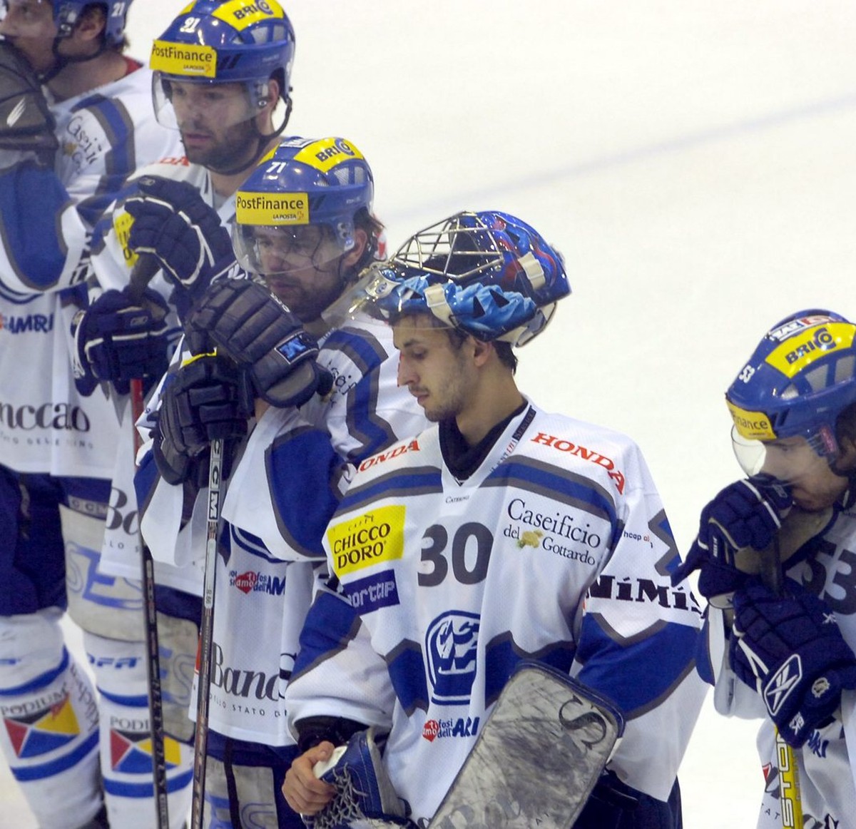 Enttaeuschte Ambri Spieler nach dem Ausscheiden mit Jean-Guy Trudel, Oleg Siritsa, Goalie Thomas Baeumle und Daniele Mattioli, von links nach rechts, nach dem siebten und entscheidenden Eishockey Play ...