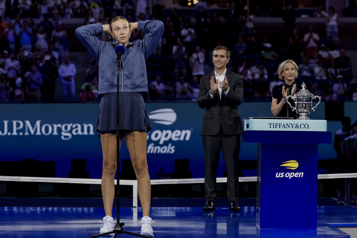 epa12358745 Amanda Anisimova of the USA speaks during the trophy ceremony after losing to Aryna Sabalenka of Belarus during the women's singles final of the US Open Tennis Championships at the US ...
