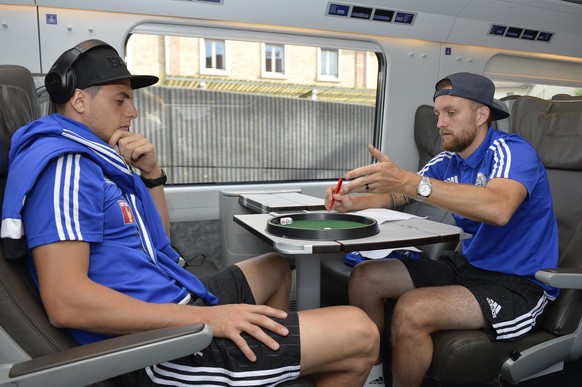 03.08.2016; Reggio Emilia; Fussball Europa League - US Sassuolo - FC Luzern; Reise Luzern;
Tomi Juric (Luzern) und Jakob Jantscher (Luzern) beim Wuerfelspiel
(Martin Meienberger/freshfocus)