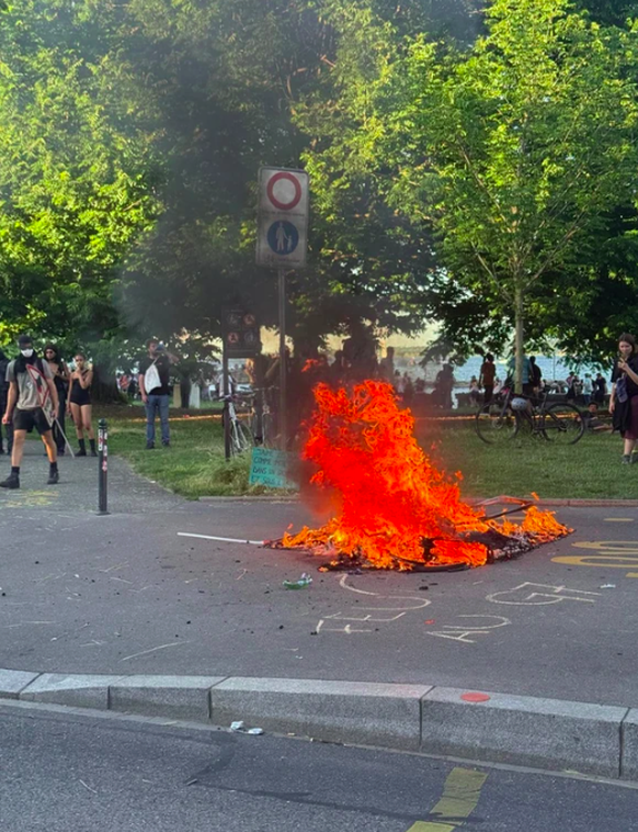 Die Randalierer zünden ein Fahrrad an.