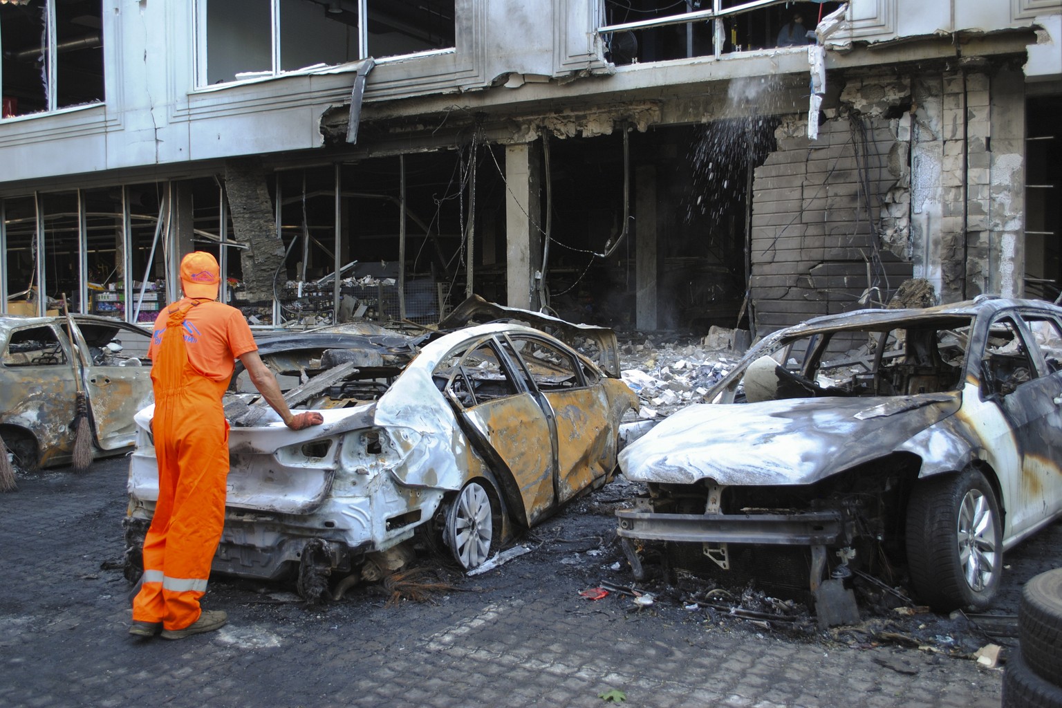 KEYPIX - epa12252637 Communal workers work at the site of a drone strike in Odesa, southern Ukraine, 22 July 2025, amid the Russian invasion. At least one person was injured after Russian forces attac ...
