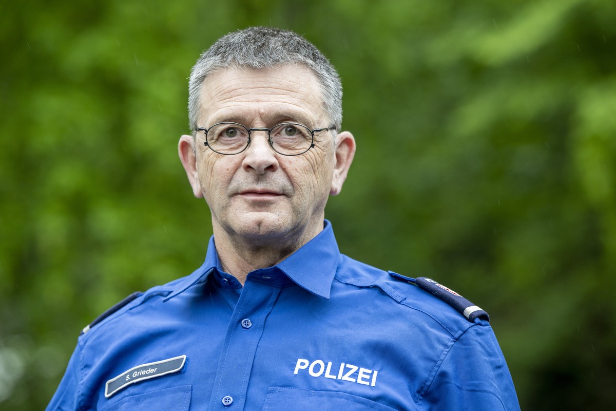Der Nidwaldener Polizeikommandant Stephan Grieder, anlaesslich einer Informations Veranstaltung fuer die Bevoelkerung der Gemeinde Stansstad mit den Ortschaften, Stansstad, Kehrsiten, Fuerigen und Obb ...