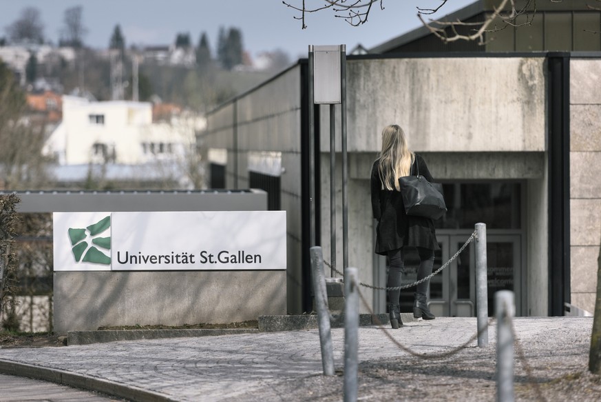 ZUR UNIVERSITAET ST. GALLEN STELLEN WIR IHNEN HEUTE MITTWOCH, 18. APRIL 2018, FOLGENDES NEUES BILDMATERIAL ZUR VERFUEGUNG --- A woman pictured outside the University of St. Gallen HSG in St. Gallen, S ...