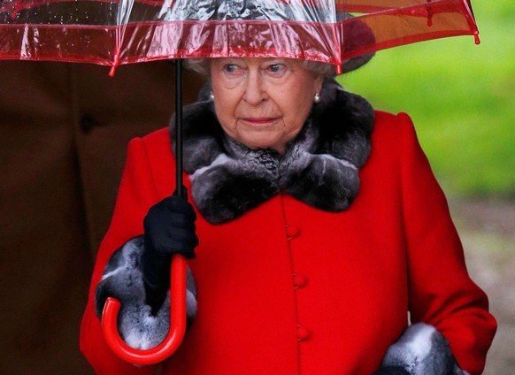 FILE PHOTO: Britain&#039;s Queen Elizabeth leaves after attending the Christmas Day service at church in Sandringham, eastern England, December 25, 2015. REUTERS/Peter Nicholls/File Photo