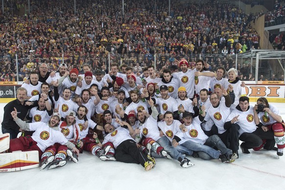 Die Tigers Spieler jubeln waehrend der Aufstiegsfeier in die NLA, nach dem vierten Auf-/Abstiegsplayoff Eishockey Ligaqualifikationsspiel der NLA/NLB zwischen den SCL Tigers und den Rapperswil-Jona La ...