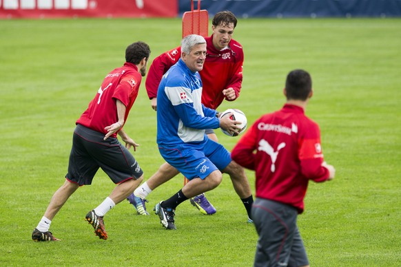 Nach dem Fehlstart als Nati-Trainer gibt Vladimir Petkovic im Training vollen Körpereinsatz.