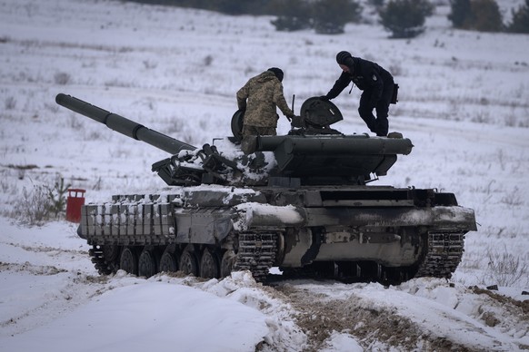 FILE - Ukrainian soldiers practice on a tank during military training at a location in Ukraine on Wednesday, Dec. 6, 2023. After blunting Ukraine&#039;s counteroffensive from the summer, Russia is bui ...