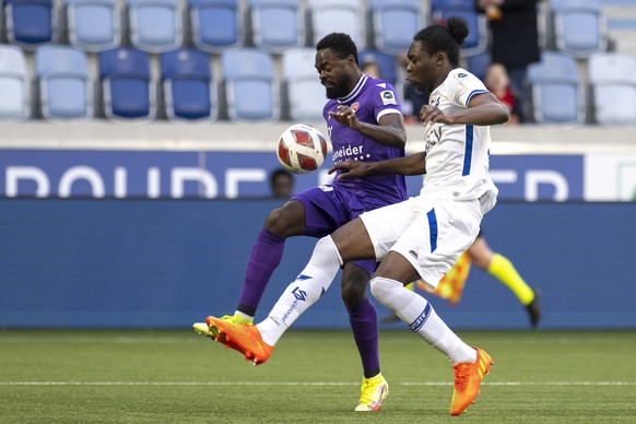 L&#039;attaquant du FC Thun Dimitri Oberlin, gauche, lutte pour le ballon avec le defenseur lausannois Mickael Nanizayamo, droite, lors de la rencontre de football de Challenge League entre le FC Laus ...