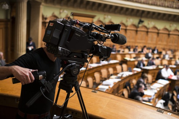 ZUR ABSTIMMUNG UEBER DIE AENDERUNG DES BUNDESGESETZES UEBER RADIO UND FERNSEHEN VOM 14. JUNI 2015 STELLEN WIR IHNEN FOLGENDES BILDMATERIAL ZUR VERFUEGUNG  Ein Kameramann filmt die Debatte um die Volk ...