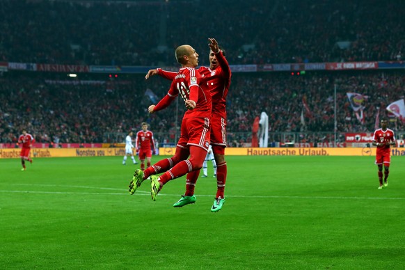 Mit einem Brustklatscher feiern Robben und Thiago einen der drei Treffer des Holländers.