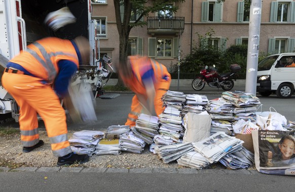 ZUR PAPIERSAMMLUNG DURCH DIE ENTSORGUNG + RECYCLING ZUERICH STELLEN WIR IHNEN HEUTE FOLGENDES NEUES BILDMATERIAL ZUR VERFUEGUNG --- Employees of Entsorgung + Recycling (disposal and recycling) of the  ...