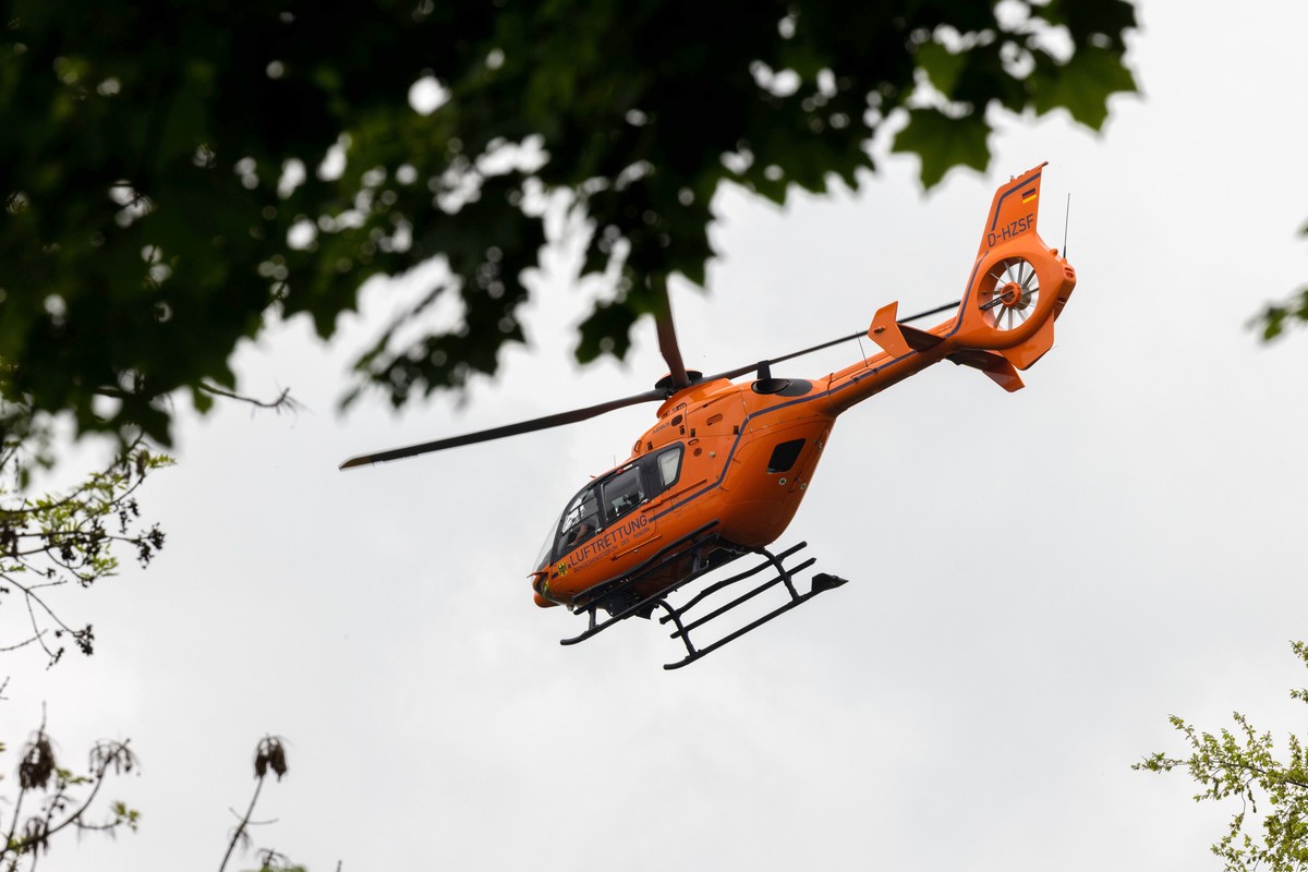 11.05.2023, Nordrhein-Westfalen, Ratingen: Ein Hubschrauber der Luftrettung hebt von einer Wiese ab. Bei einer Explosion in einem Hochhaus in Ratingen am Donnerstagvormittag wurden mehrere Menschen ve ...