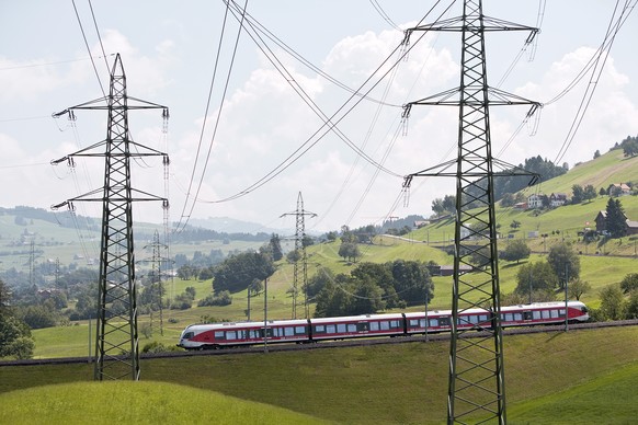 ARCHIVBILD - ZUR KUENFTIGEN ZUSAMMENARBEIT DER SBB UND SOB STELLEN WIR IHNEN FOLGENDES BILDMATERIAL ZUR VERFUEGEUNG - A commuter train &quot;FLIRT&quot; (Stadler Rail) of South East Railways SOB passe ...