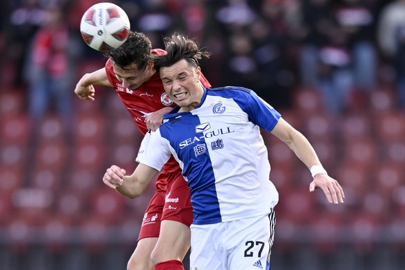 Der Grasshopper Renat Dadashov, rechts, gegen den Winterthurer Remo Arnold, links, beim Fussballspiel der Super League Grasshopper Club Zuerich gegen den FC Winterthur im Stadion Letzigrund in Zuerich ...