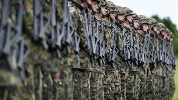 ARCHIV --- ZU DEN VORSCHLAEGEN ZUR WEITERENTWICKLUNG DER ARMEE DER SICHERHEITSPOLITISCHEN KOMMISSION DES STAENDERATES STELLEN WIR IHNEN FOLGENDES BILD ZUR VERFUEGUNG --- Rekruten der Infanterie stehen ...