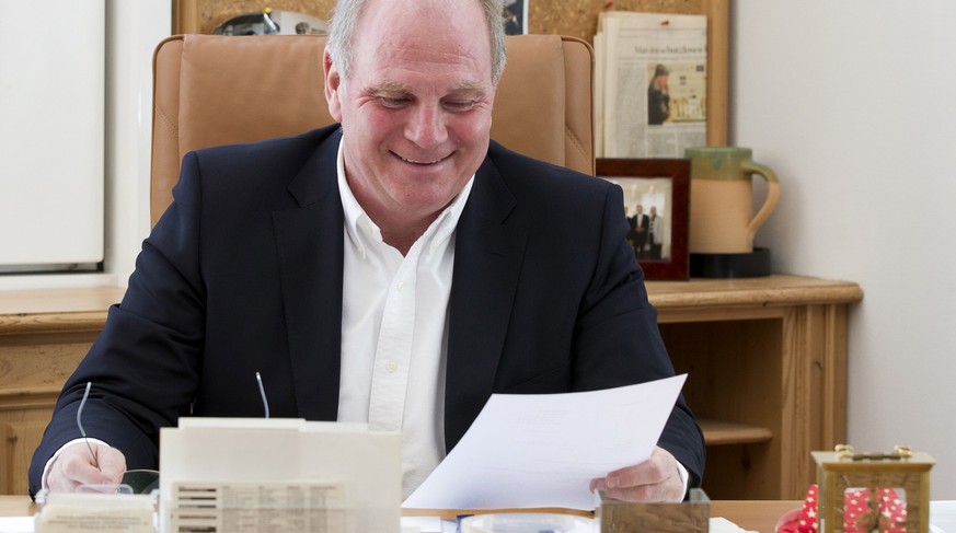 Uli Hoeness könnte schon bald wieder an einem Schreibtisch sitzen und für den FC Bayern München arbeiten.