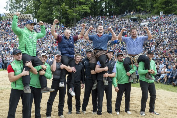 KEYPIX - Werner Schlegel, Matthieu Burger, Fabian Staudenmann und Armon Orlik, von links, feiern zusammen den Festsieg nach dem gestellten Schlussgang zweischen Armon Orlik und Fabian Staudenmann beim ...