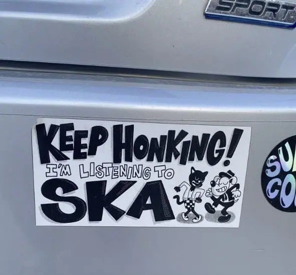 Okay bei diesen Autoaufklebern mussten wir lachen. 
https://pleated-jeans.com/2024/09/18/hilarious-bumper-stickers/