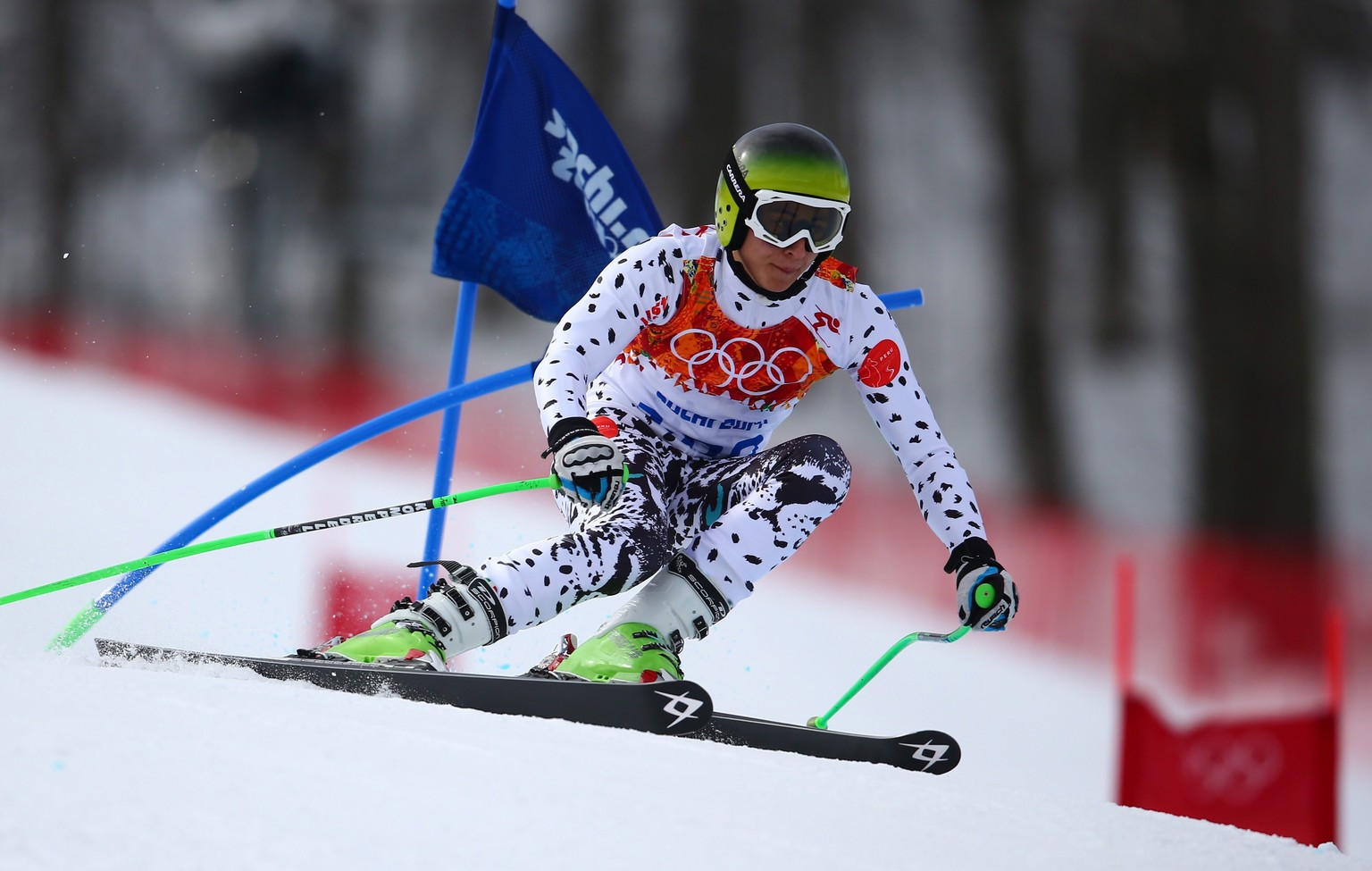 Extravagant das Skidress, angriffig die Fahrweise – trotzdem verhaut Manfred Oettl Reyes den 1. Lauf des olympischen Riesenslaloms.