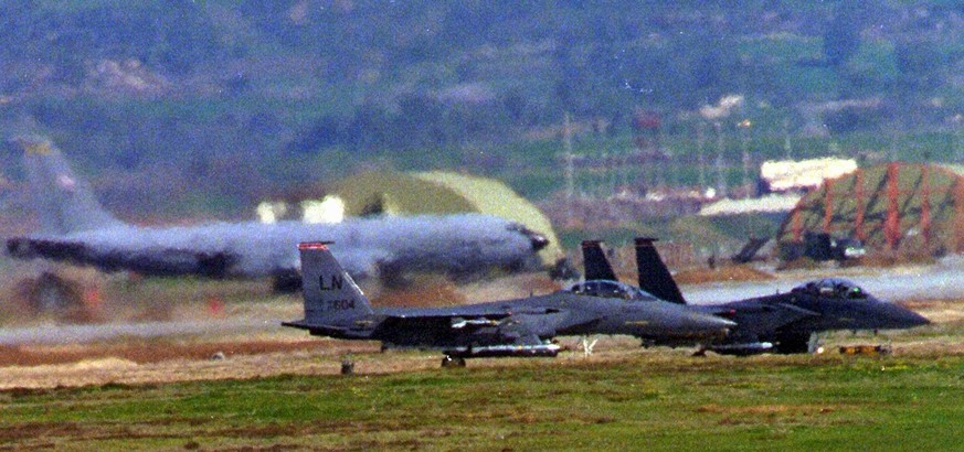 F-15 Kampfflugzeuge auf dem NATO-Stützpunkt Incirlik in der Türkei. Von hier aus fiegen sie Bombardements auf Syrien.<br data-editable="remove">