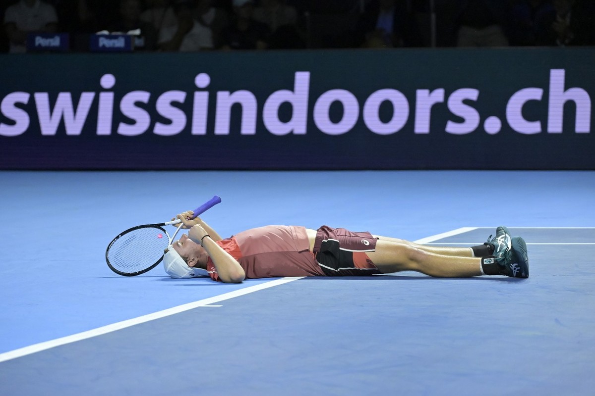 epa10941060 Switzerland's Dominic Stricker celebrates winning against Norway's Casper Ruud during their round of sixteen match at the Swiss Indoors tennis tournament at the St. Jakobshalle i ...