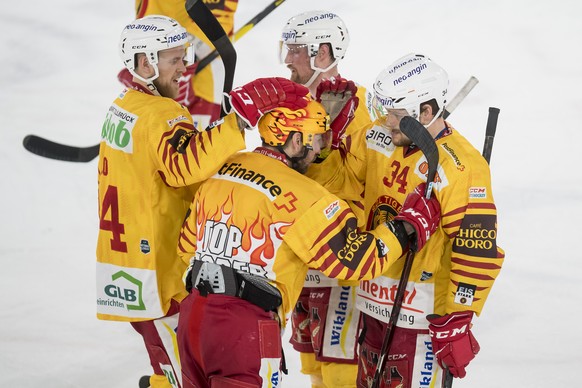 Joie des joueurs bernois apres la victoire avec au centre le top scorer de Langnau Christopher DiDomenico, lors du cinquieme match du quart de finale de play off du championnat suisse de hockey sur gl ...