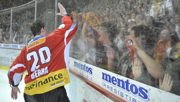 Reto Berra, de Bienne celebre la victoire 3-2, devant les supporters, lors du 7eme et dernier match de promotion-relegation LNA/LNB, du championnat suisse de hockey sur glace, entre EHC Biel-Bienne et ...