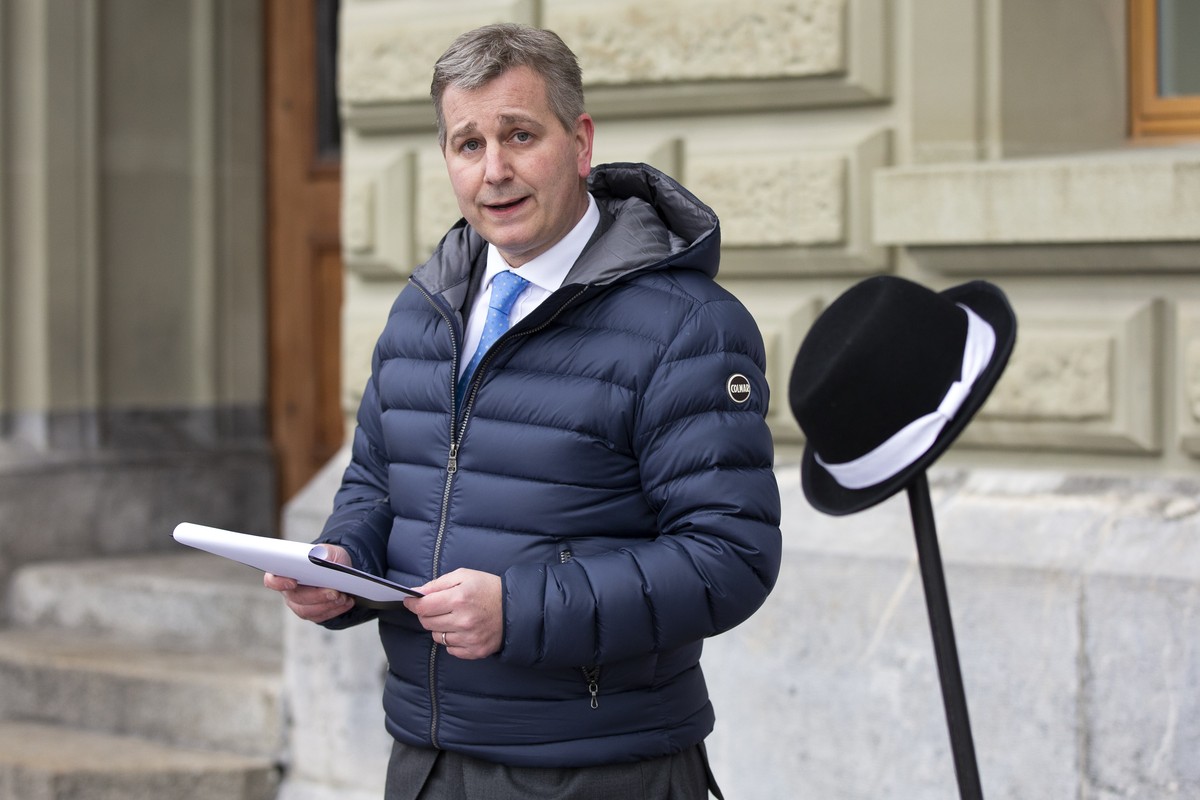 Marco Chiesa, Parteipraesident SVP, spricht bei der Einreichung der Petitionen "Lockdown stop" und "Beizen fuer Bueezer", am Montag, 15. Februar 2021 in Bern. (KEYSTONE/Peter Klaun ...