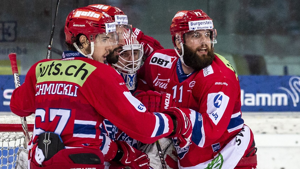 SC Rapperswil-Jona Lakers Verteidiger Florian Schmuckli, von links, Cyrill Geyer, Torhueter Melvin Nyffeler un dFabian Maier feiern den 2-1 Sieg im sechsten Eishockey Spiel der Ligaqualifikation der N ...