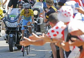 Viel Unterstützung für einen Solisten: Nibali fährt auch in den Bergen allen davon.