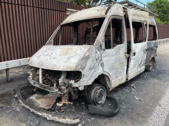 Nach einem Zusammenstoss mit einem Auto hat ein Wohnmobil auf der Autobahn A3 zwischen Sargans und Flums im Kanton St. Gallen Feuer gefangen und ist vollständig ausgebrannt. Drei Personen wurden bei d ...