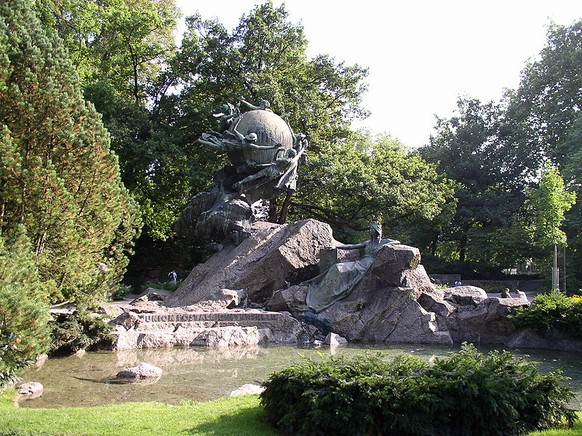 Weltpostdenkmal an der Kleinen Schanze in Bern. Bildhauer: René de Saint-Marceaux