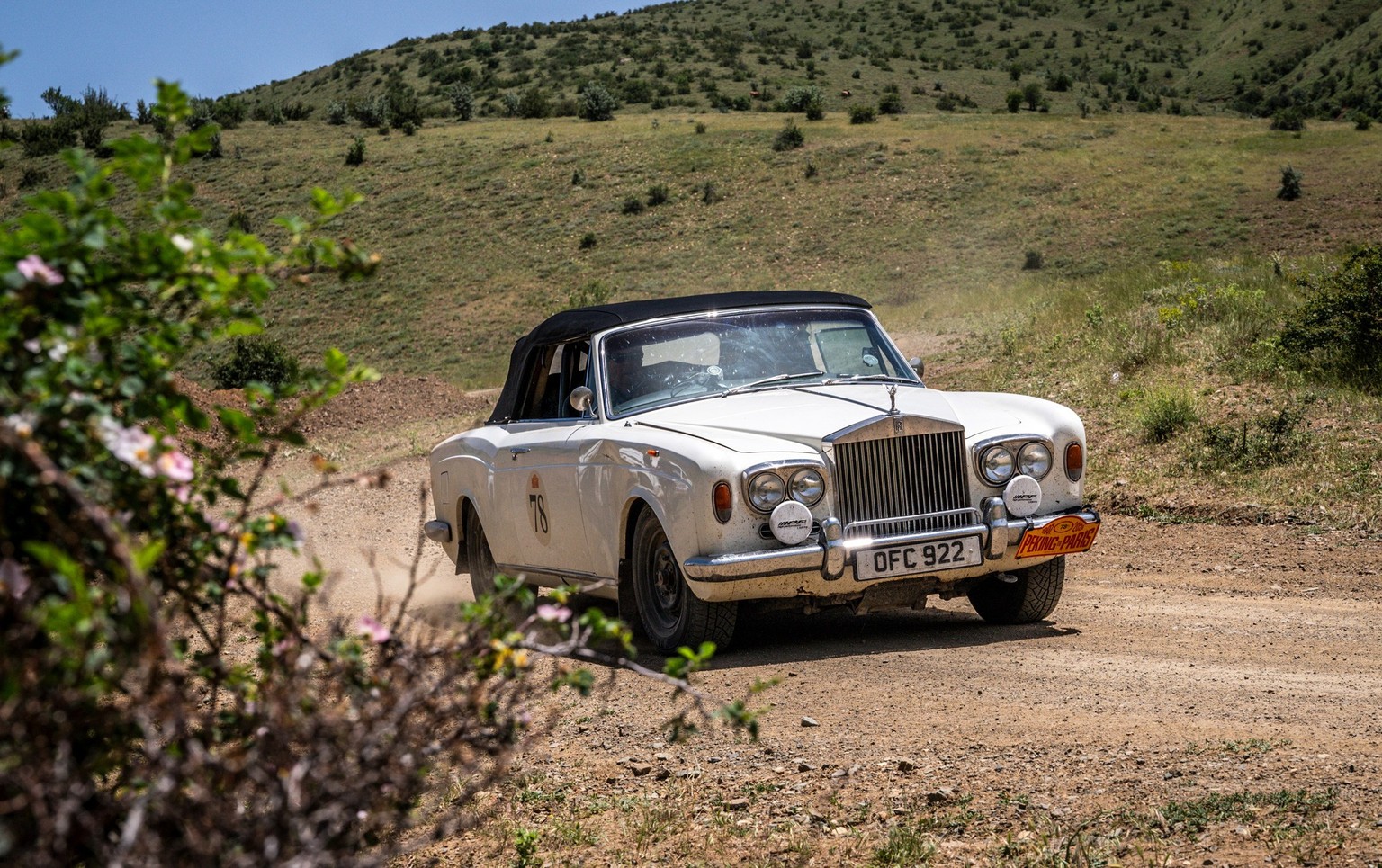 Im 1968er Rolls-Royce Cabrio von Beijing nach Paris 
Nigel Keen am 2024 Peking to Paris Rally. 
https://www.hero-era.com/rallies/2024/05/peking-to-paris-2024 
@Will_Broadhead_Photo
@BluePassion_Photo