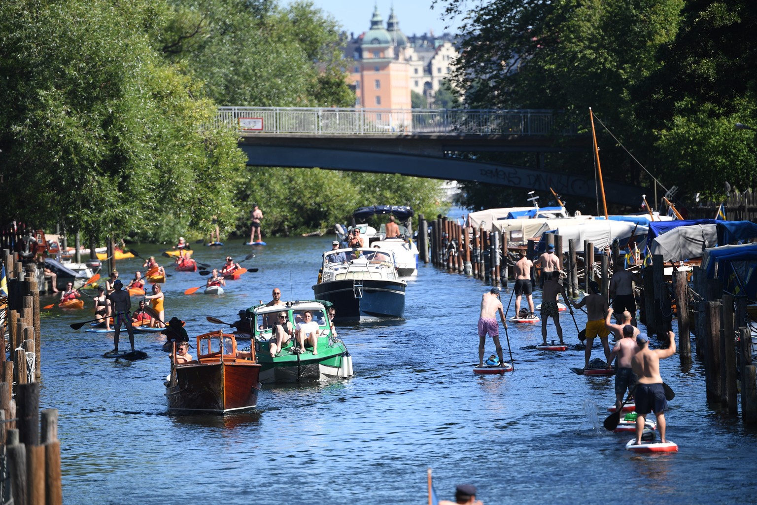 Einwohner der schwedischen Hauptstadt geniessen Bootsfahrten, Kanu- und SUP-Paddeln bei fast 30 Grad Celsius Sommerwetter am Palsund-Kanal.