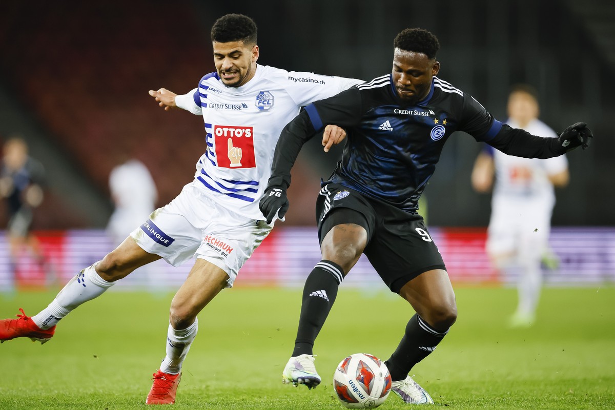Grasshoppers Brayan Riascos, rechts, gegen FC Luzerns Mohamed Draeger beim Fussballspiel der Super League zwischen dem Grasshopper Club Zuerich und dem FC Luzern im Letzigrund Stadion, am Samstag, 9.  ...