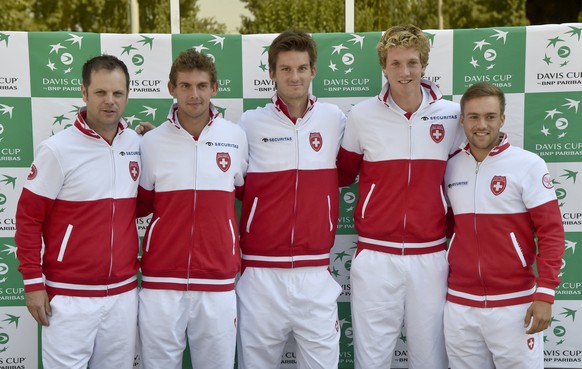 Das Schweizer Team mit Teamcaptain Severin Luethi, Henri Laaksonen, Adrien Bossel, Antoine Bellier und Johan Nikles, von links, anlaesslich der Auslosung fuer die Abstiegs-Playoffbegegnung im Tennis D ...