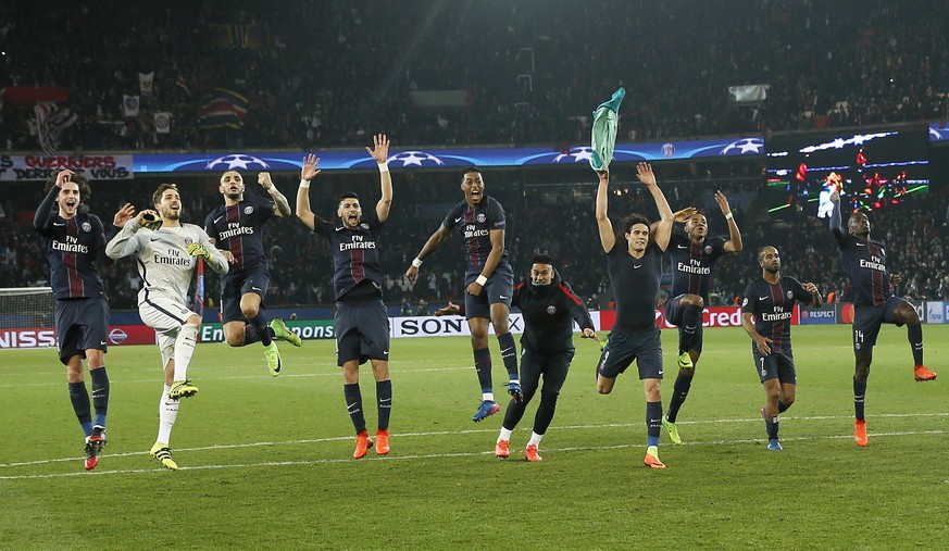 epa05793800 PSG&#039;s players celebrate their win after the UEFA Champions League round of 16 first leg soccer match between Paris Saint Germain and FC Barcelona at the Parc des Princes Stadium, in P ...