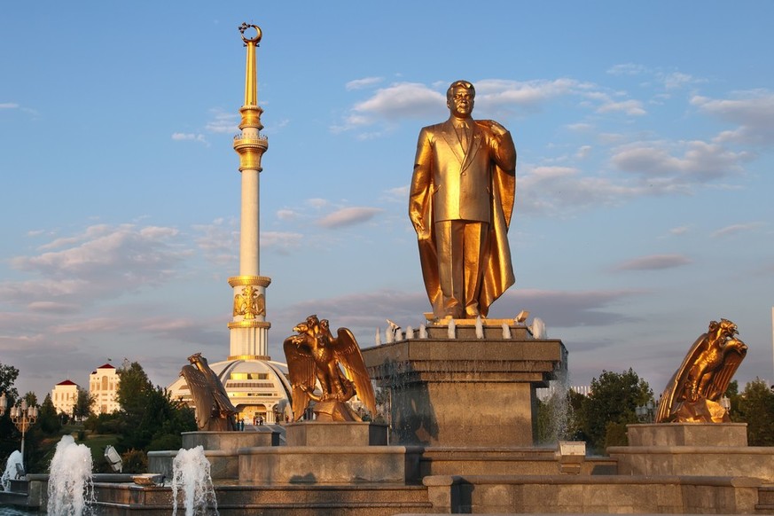 Turkmenistan die besten Bilder aus dem Land, in dem seit 2016 kein Schweizer lebt. Einziger Schweizer watson.ch
Monumen of Niyazov and Arch of Independence in sunset. Ashkhabad. Turkmenistan.