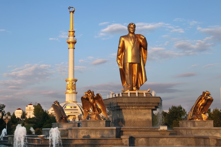 Turkmenistan the best photos from the country where no Swiss have lived since 2016.  Only Swiss watson.ch Monument of Niyazov and Independence Arch at sunset.  Ashgabat.  Turkmenistan.