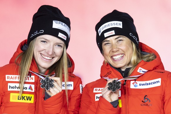 ARCHIV - Nadine Faehndrich, left, and Laurien van der Graaff of Switzerland react with their silver medals after the team sprint finals at the 2021 Nordic Skiing World Championships, in Oberstdorf, Ge ...