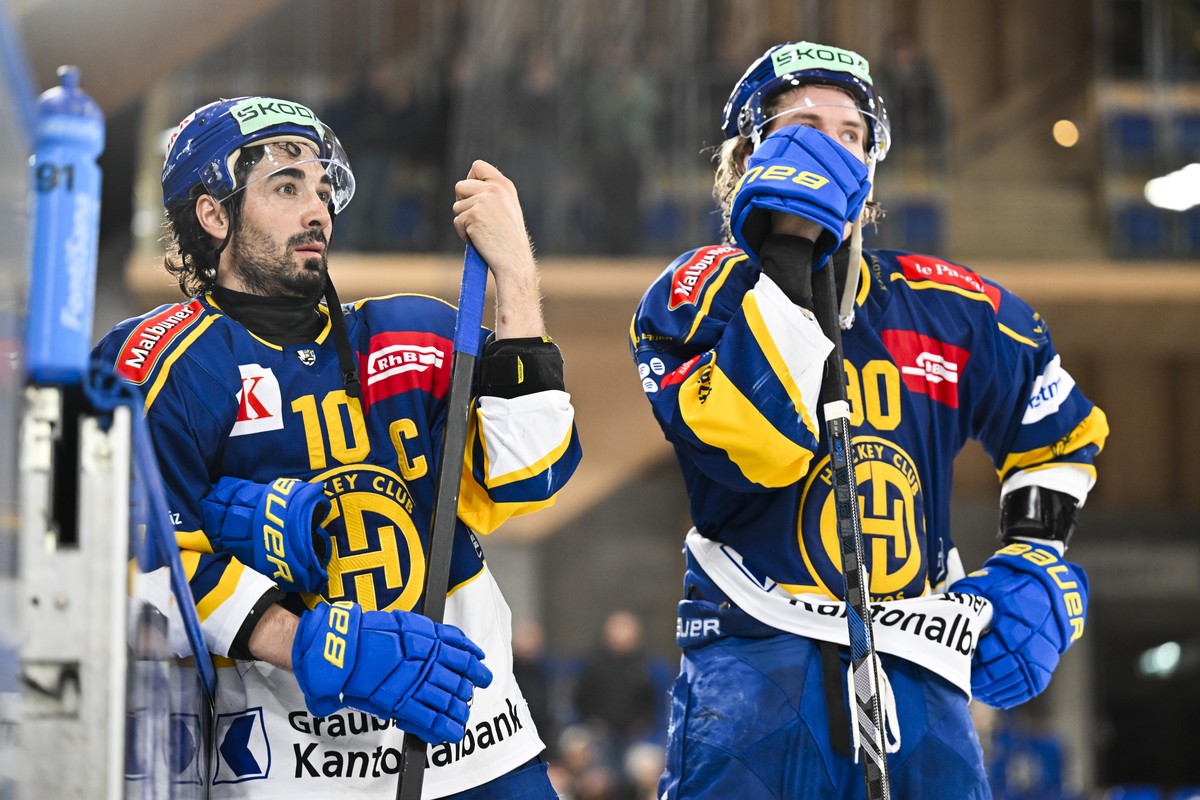 Andres Ambuehl (HCD), links, und Sven Jung, nach dem Eishockey Playoff 1/4 Final Spiel 6 der National League zwischen HC Davos, HCD, und Lausanne HC, LHC, vom Mittwoch, 27. Maerz 2024, im Eisstadion i ...