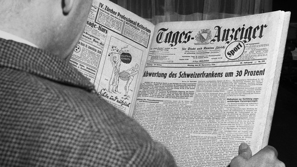 Der Tages-Anzeiger vom 28. September berichtet ueber den Beschluss des Parlaments vom 26. September 1936 zur Abwertung des Schweizerfrankens und dem Festhalten an der Goldkonvertibilitaet in der Schwe ...