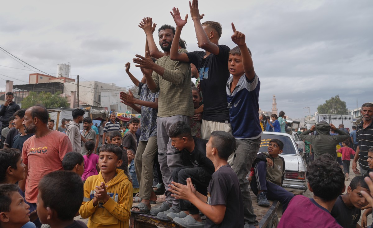 Palestinians celebrate following the announcement that Israel and Hamas have agreed to the first phase of a peace plan to pause the fighting, in Khan Younis, southern Gaza Strip, Thursday, Oct. 9, 202 ...