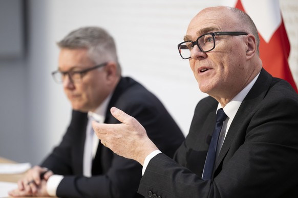 Bundesrat Martin Pfister, rechts, spricht neben Marc Siegenthaler, designierter Direktor des Bundesamt fuer Bevoelkerungsschutz (BABS), links, an einer Medienkonferenz ueber die Ernennung zum Direktor ...