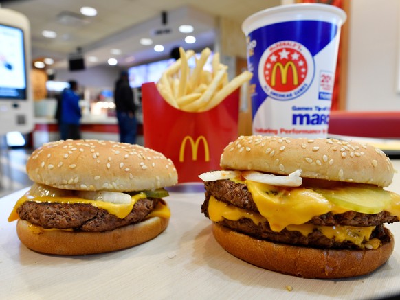 FILE- In this March 6, 2018, file photo, a McDonald&#039;s Quarter Pounder, left, and Double Quarter Pound burger is shown in Atlanta. (AP Photo/Mike Stewart, File)