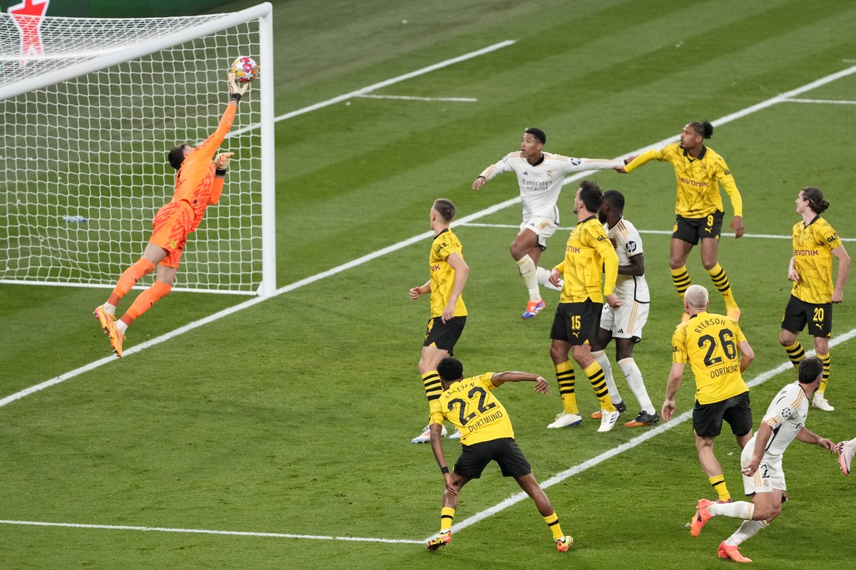 Dortmund's goalkeeper Gregor Kobel, left, makes a save during the Champions League final soccer match between Borussia Dortmund and Real Madrid at Wembley stadium in London, Saturday, June 1, 202 ...