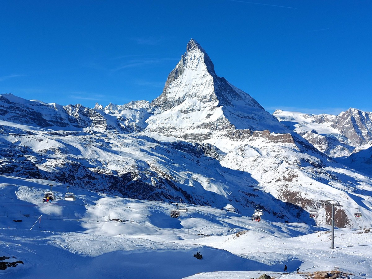 Themenbild - Skifahren, Skifahrer auf Skipisten in der Alpenregion Zermatt, Matterhorn, Wallis, Schweiz Skifahren, Alpinski auf breiten Skipisten, Skiabfahrten im Gletschergebiet Zermatt, Matterhorn i ...