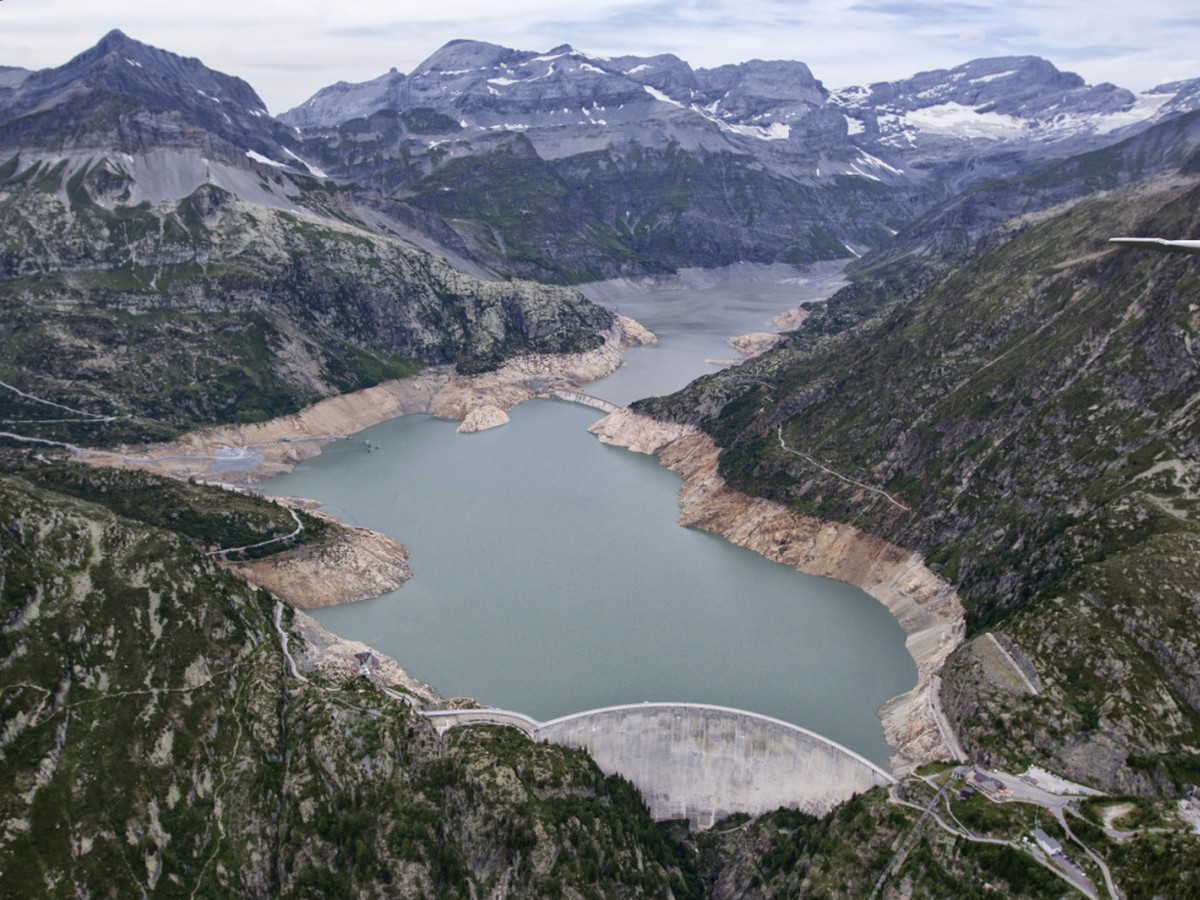 En 1972, la construction du barrage d'Emosson, en aval, a noy� le barrage de Barberine sous les eaux du lac d'Emosson. Il encore possible de voir l'ancien barrage lorsque le niveau du r ...
